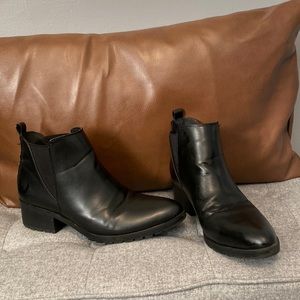Women’s Black Chelsea Boots With Silver Star Detail on the Heel